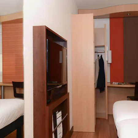 Ibis Port De Plaisance 3* Caen